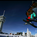     Na lyžaře v Krušných horách čekají nové sjezdovky, vleky i rodinné skipasy