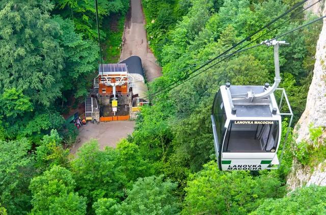 Jedna z kabin lanovky „na Macoše“ vyjíždí z Pustého žlebu (archivní foto). Zdroj: Novinky.cz